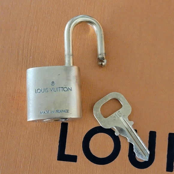 COPY - Authentic Gold Louis Vuitton Key and Lock #316🔒🔑 - Picture 4 of 8